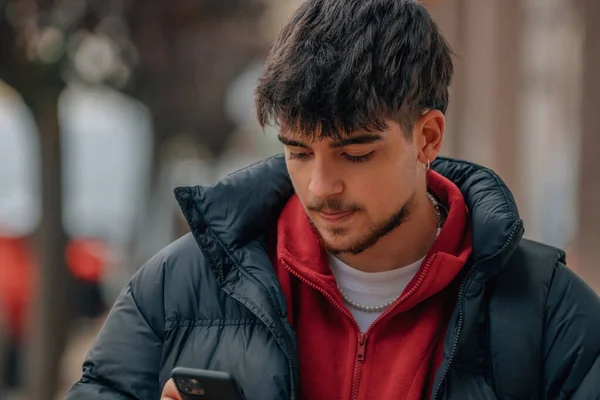 Ung Man Gatan Tittar Mobiltelefon Bär Vinterkläder — Stockfoto