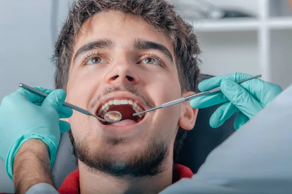 Dłonie Dentysty Narzędziami Ustach Pacjenta — Zdjęcie stockowe