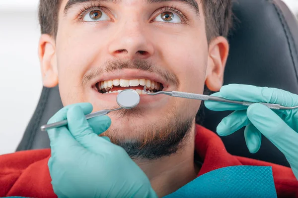 Dłonie Dentysty Narzędziami Klinice Pacjentem — Zdjęcie stockowe