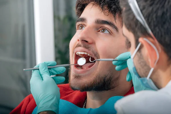 Dentista Trabalhando Com Ferramentas Boca Paciente — Fotografia de Stock