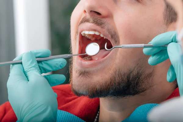 Stomatolog Pracujący Narzędziami Ustach Pacjenta — Zdjęcie stockowe