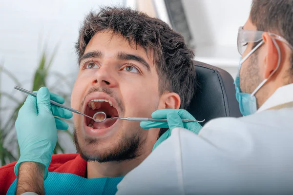 Stomatolog Pracujący Narzędziami Ustach Pacjenta — Zdjęcie stockowe