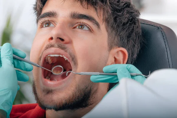 牙医用工具在病人嘴里工作 — 图库照片