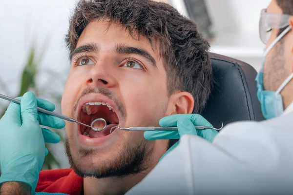 牙医用工具在病人嘴里工作 — 图库照片