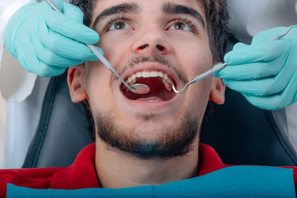 Jovem Paciente Dentista Jovem Com Boca Aberta Mãos Com Ferramentas — Fotografia de Stock