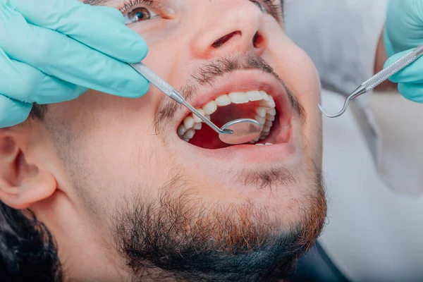Usta Pacjenta Narzędziami Dentystycznymi — Zdjęcie stockowe