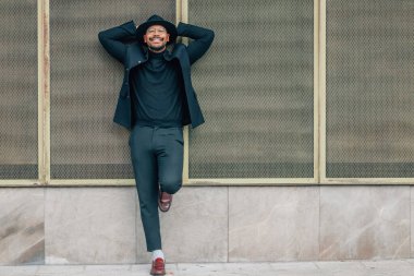 Latin adam sokakta rahat bir şekilde uzanıyor.