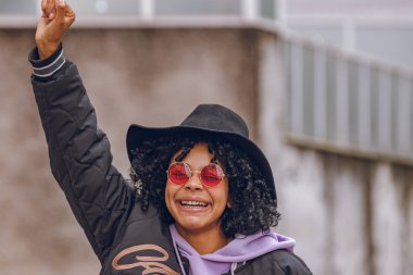 Hippi hippi kız sevinç ve coşkuyla heyecanlandı.