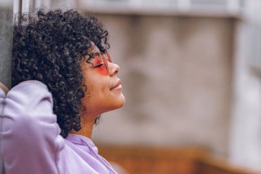 Kız dışarıda nefes alıyor, rahatla.