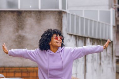 Sokaktaki kız mutluluk ve neşe dolu bir ifadeyle