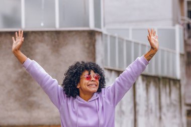 Sokaktaki kız mutluluk ve neşe dolu bir ifadeyle