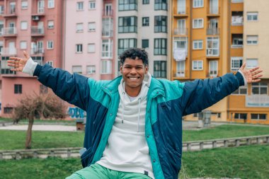 Kolları havada mutlu genç bir adam.