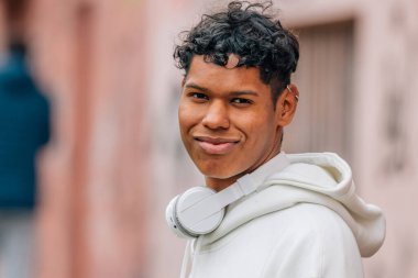 Latin kökenli Amerikalı gençlerin sokak portresi.