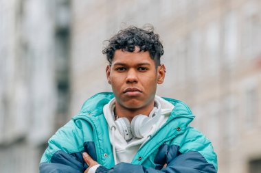 Sokaktaki genç adamın portresi.