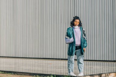 şehir modasına uygun Latin kız açık havada