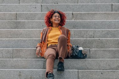 Afro-Amerikalı kız merdivenlerde caddede