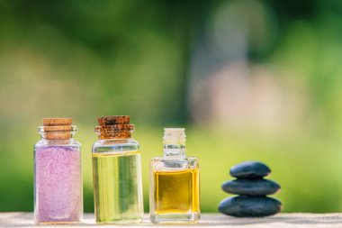 Masaj şişeleri, spa yağları ve tuzlar.