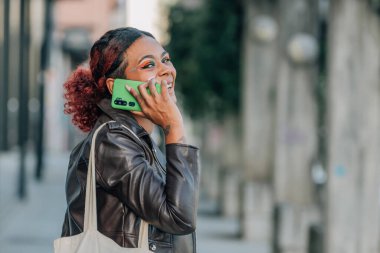 Sokakta cep telefonu olan şehir kızı.