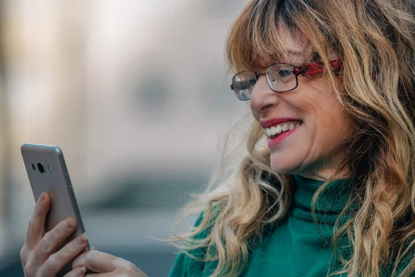 Sonriente Mujer Adulta Mediana Edad Con Teléfono Móvil Cerca —  Fotos de Stock