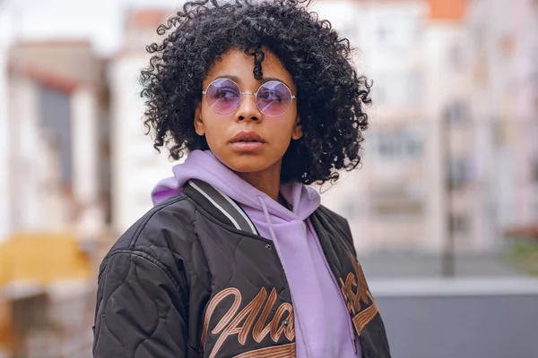 Retrato Afro Chica Urbana Con Gafas Sol Calle — Foto de Stock