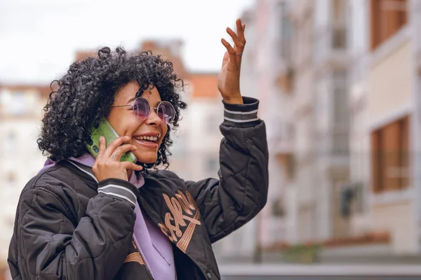 Afro Lány Napszemüveg Utcán Beszél Mobiltelefon — Stock Fotó
