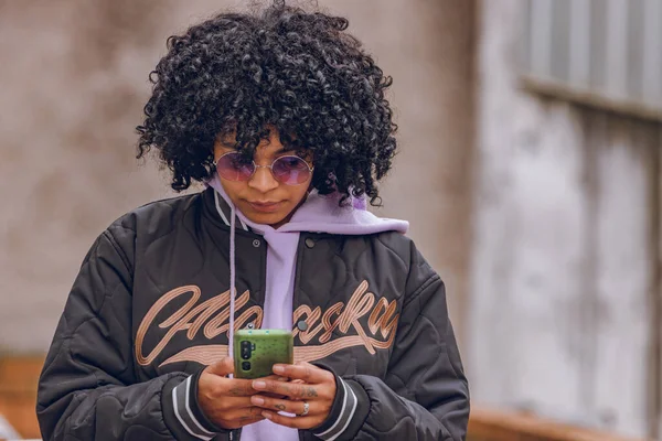 Afro Menina Com Óculos Sol Rua Com Telefone Celular — Fotografia de Stock