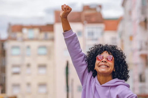 勝利と成功を祝う屋外の女性 — ストック写真