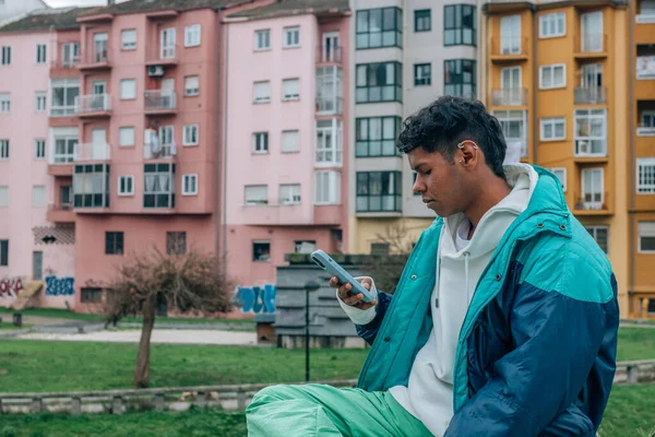 Sokaktaki Genç Adam Cep Telefonuna Bakıyor — Stok fotoğraf