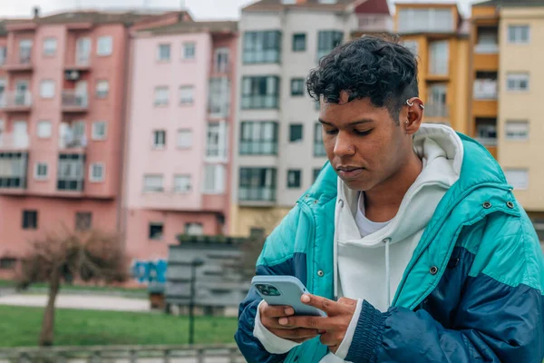Městský Mladý Muž Ulici Při Pohledu Mobilní Telefon — Stock fotografie