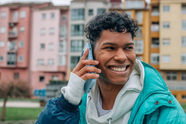 Portrait Jeune Homme Parlant Sur Téléphone Portable Dans Rue — Photo