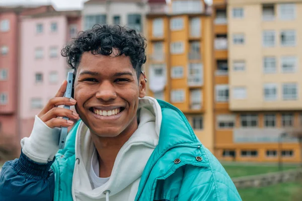 Młody Latynos Rozmawia Przez Telefon Komórkowy — Zdjęcie stockowe