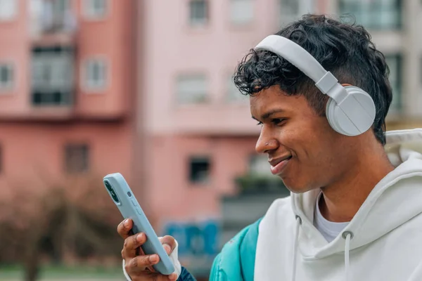 Jeune Homme Latin Avec Téléphone Portable Écouteurs — Photo