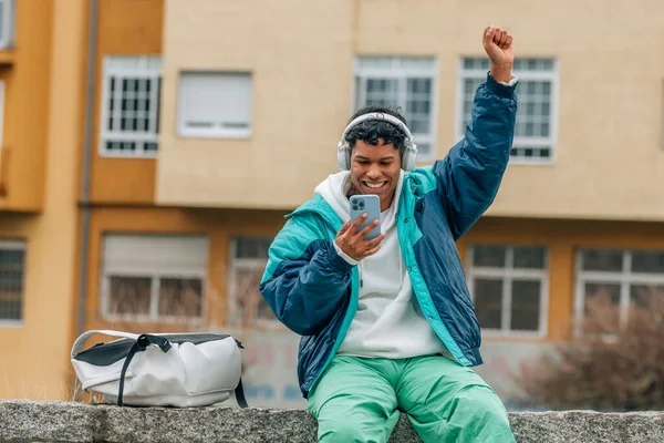 Miejski Młodzieniec Słuchawkami Telefonem Słuchający Muzyki Ulicy — Zdjęcie stockowe