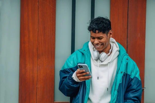 Urbano Jovem Latino Homem Com Telefone Celular Rua — Fotografia de Stock