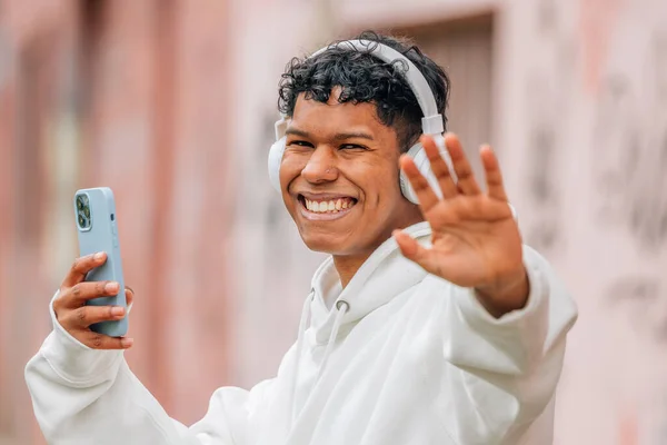 Cep Telefonu Kulaklıkları Olan Genç Latin Bir Adam — Stok fotoğraf