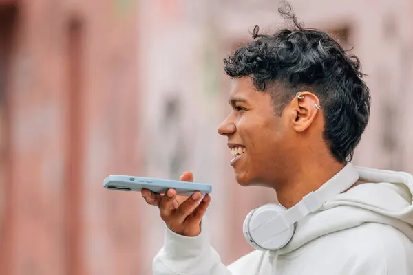 Fiatal Latin Férfi Mobiltelefonnal Hangüzenetet Küld — Stock Fotó