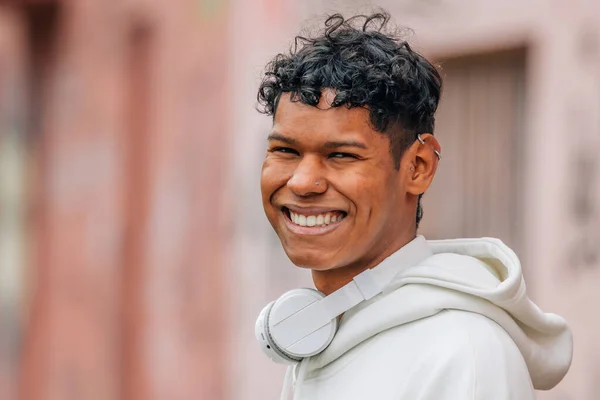 Latin Kökenli Amerikalı Gençlerin Sokak Portresi — Stok fotoğraf