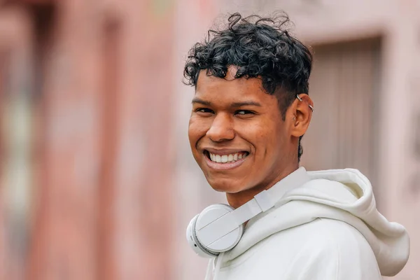 Latin Kökenli Amerikalı Gençlerin Sokak Portresi — Stok fotoğraf