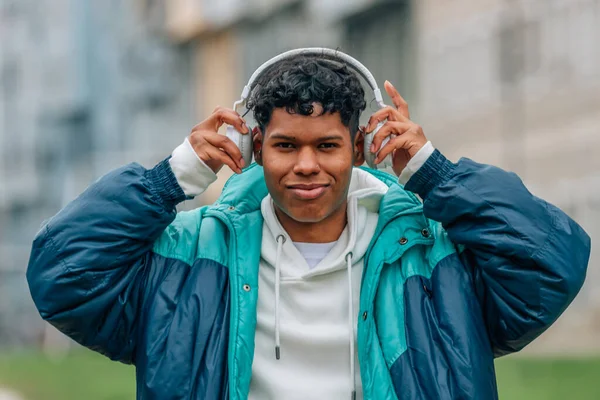 Jeune Homme Urbain Avec Écouteurs Dans Rue — Photo