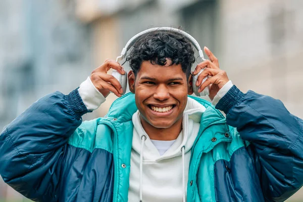 城市年轻人 带着耳机在街上 — 图库照片