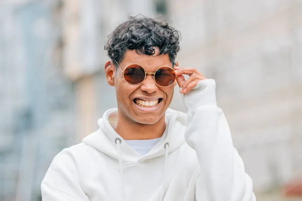 Portret Młodego Człowieka Okularach Przeciwsłonecznych Ulicy — Zdjęcie stockowe