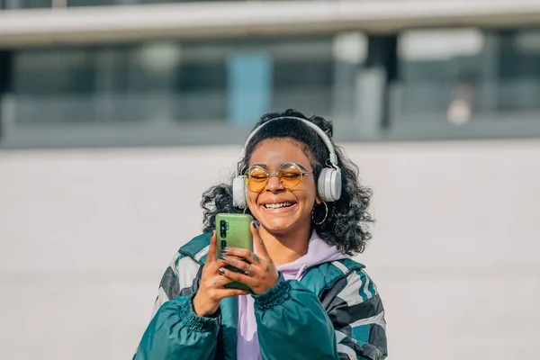 Chica Urbana Moda Escuchando Música Con Auriculares Calle —  Fotos de Stock