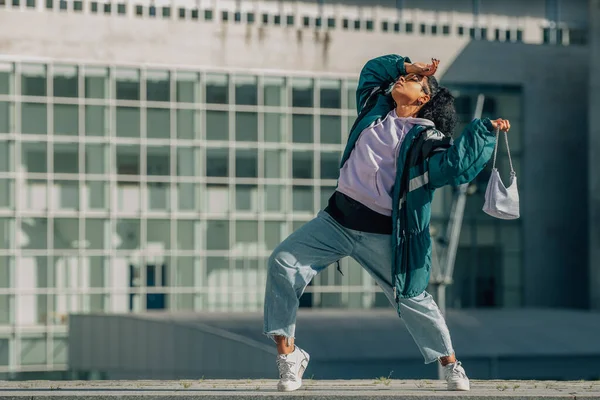 Modisches Urbanes Mädchen Tanzt Auf Der Straße — Stockfoto