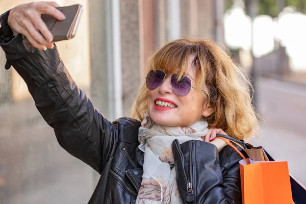Žena Středního Věku Nakupování Mobilním Telefonem Fotografování Nebo Selfie — Stock fotografie