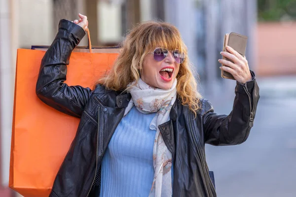 Middle Aged Woman Excited Joy Shopping Street Looking Mobile Phone — Foto de Stock