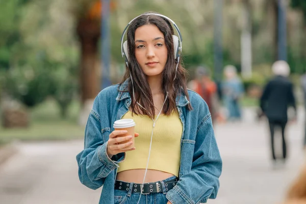 Κορίτσι Περπάτημα Ακουστικά Και Φλιτζάνι Καφέ — Φωτογραφία Αρχείου
