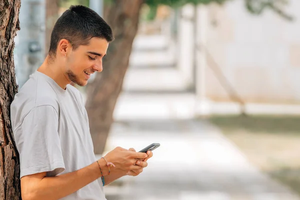 Jong Tiener Met Mobiele Telefoon Straat — Stockfoto