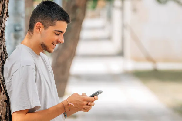 Jong Tiener Met Mobiele Telefoon Straat — Stockfoto