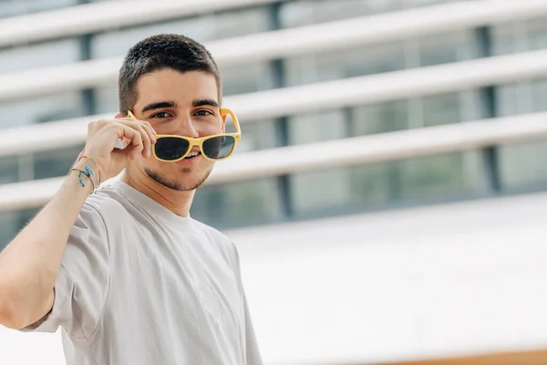 Jovem Estudante Adolescente Com Óculos Sol Rua — Fotografia de Stock