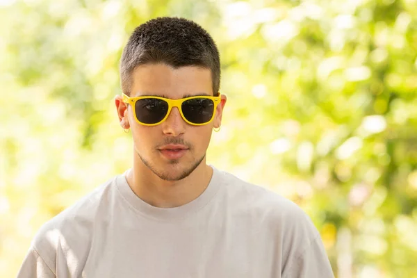 Retrato Hombre Joven Con Gafas Sol Aire Libre — Foto de Stock